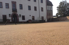 Einbau einer Wassergebundenen Wegedecke  zur Herstellung einer Historischen Hofbefestigung im Schloss Prießnitz