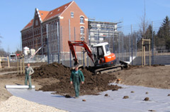 Bau einer Flächenrigole für die Entwässerung eines Sportplatzes im Schulcampus Schkeuditz