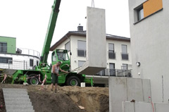 mit schwerer Technik werden große L-Steine zur Hangsicherung am Markkleeberger See gesetzt