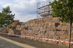 Bau einer großen Natursteinmauer am Markkleeberger See mit Steingewichten bis zu 2,5 Tonnen pro Stein