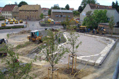 Befüllung der Natursteineinfassung mit Fallschutzkies