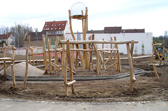 Einfassung eines Robinienholzspielplatzes mit Schlackepflaster
